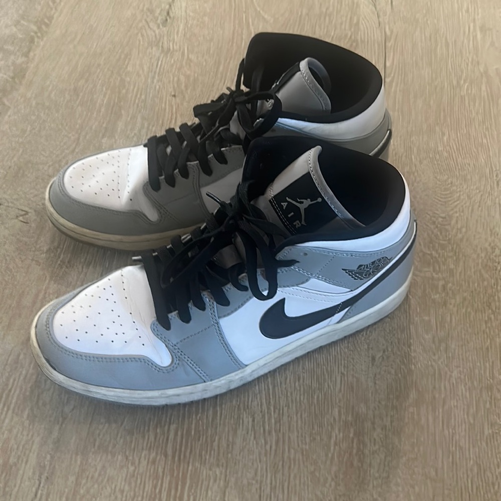 Nike Air Jordan 1 Mid shoes Gray and White High-Top sneakers